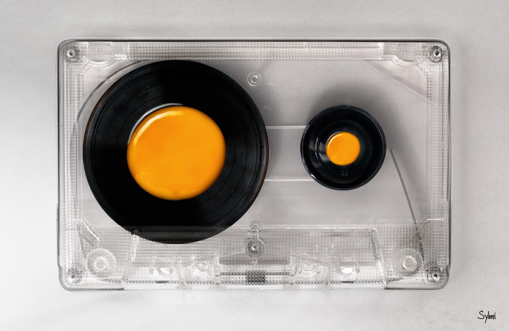 Résonance Culinaire — cassette audio géante et jaunes d'œufs en bobines centrales par Sylmi
